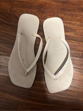 Havaianas Women’s Off-White Slim Strap Flip Sandals